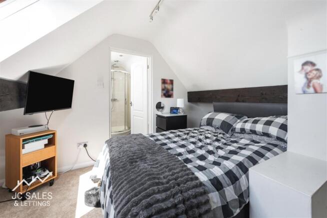 5 bed Link Detached House for sale Image 9