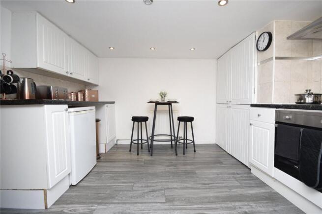 2 bed Terraced to rent Image 6