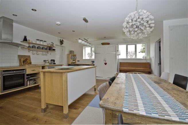 KITCHEN/DINING ROOM