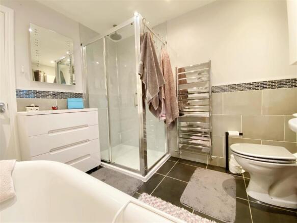 Bathroom pic 3.jpg