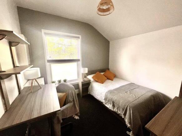 A cozy double bedroom featuring a comfortable b...