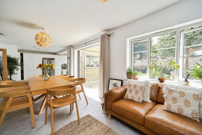 5 bed Detached for sale Image 11