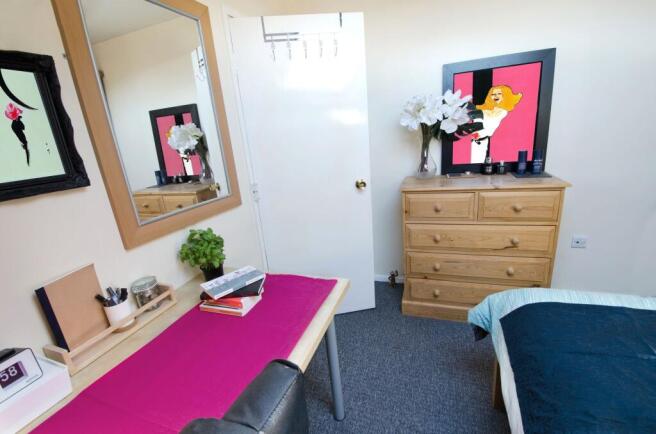 Neat, bright single bedroom with a tidy study d...