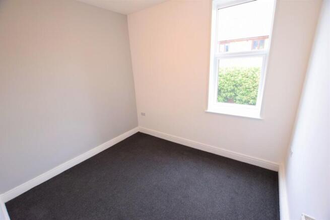 5 bed Semi-Detached to rent Image 3