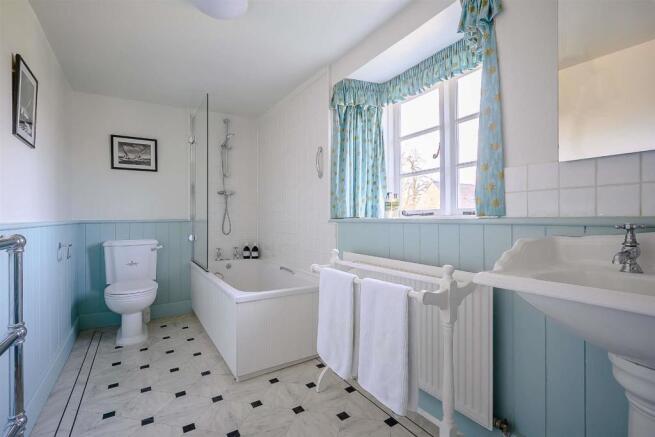 Family Bathroom-interior65v2-800.jpg