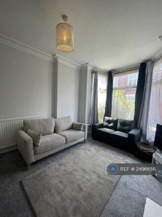 4 bed Semi-Detached to rent Image 5