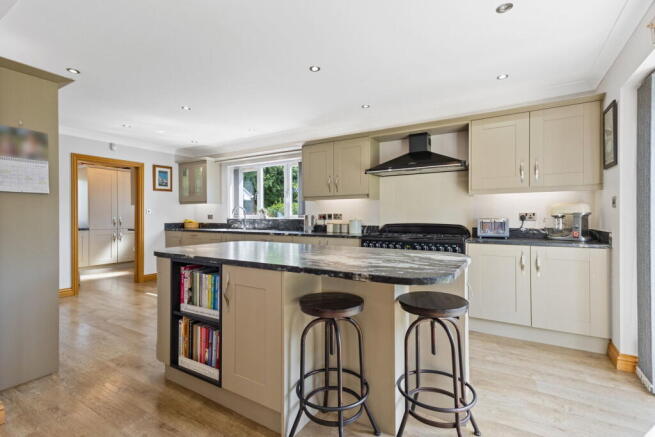 4 bed Detached for sale Image 7