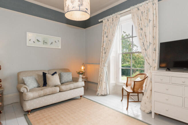 5 bed Detached for sale Image 8