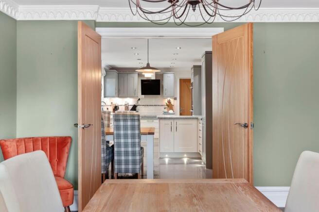 5 bed Detached for sale Image 8