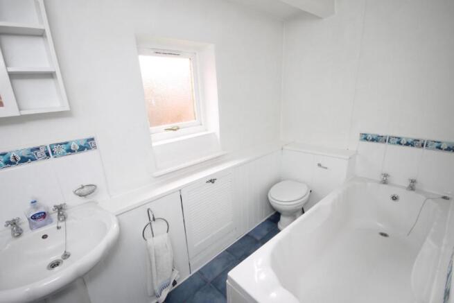 HOUSE BATHROOM / W.C