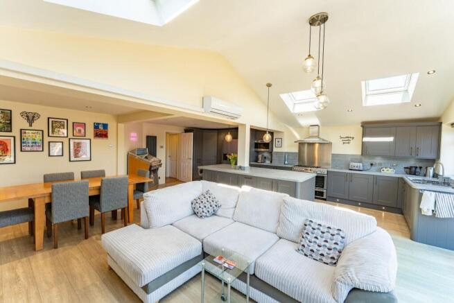5 bed Detached for sale Image 4