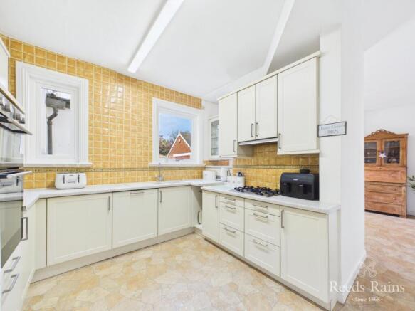 5 bed Semi-Detached for sale Image 11