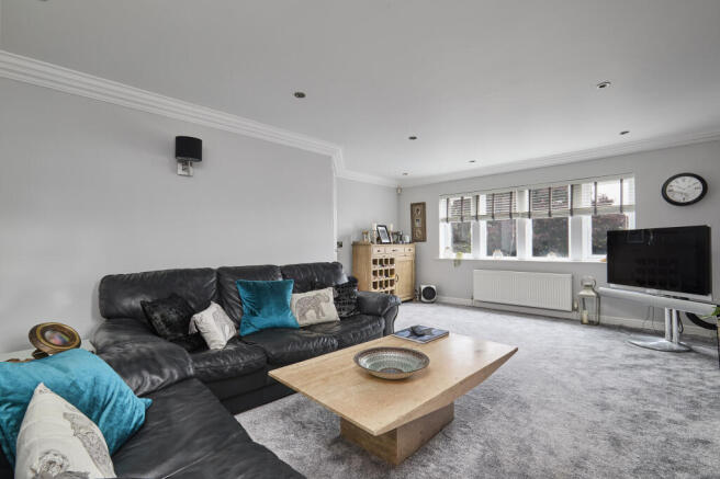 5 bed Detached for sale Image 7