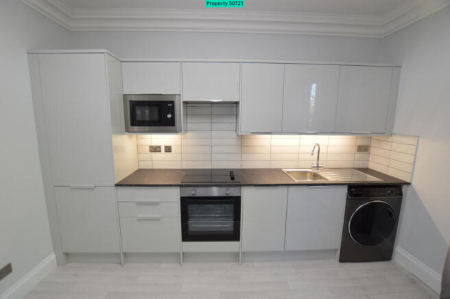 2 bed Flat to rent Image 2