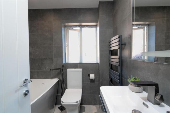 5 bed Detached for sale Image 8