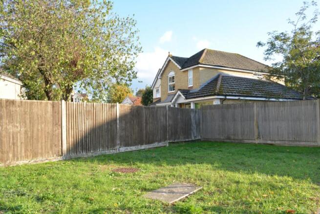 Clitherow Gardens, Southgate, RH10 photo 4
