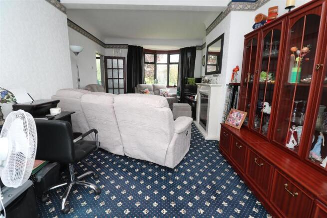 LOUNGE/DINING ROOM