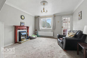 8, Pease Close, Hornchurch RM12 5AW