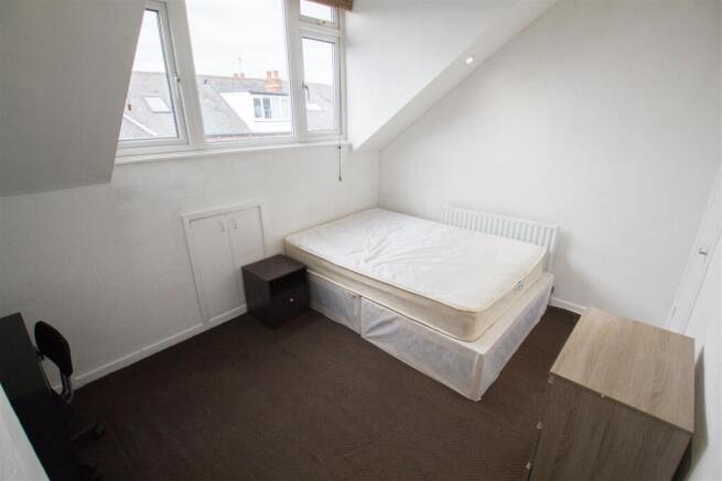 4 bed Terraced to rent Image 8