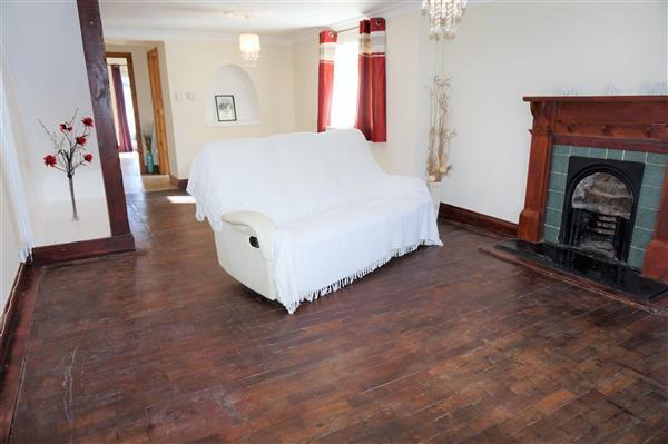 OPEN PLAN LOUNGE AND