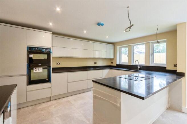 6 bed Detached for sale Image 8