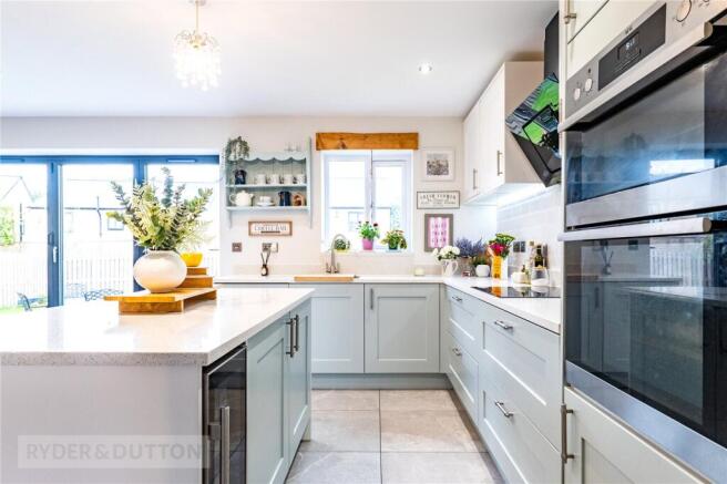 5 bed Detached for sale Image 5