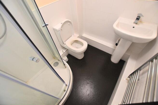 3 bed Apartment to rent Image 6