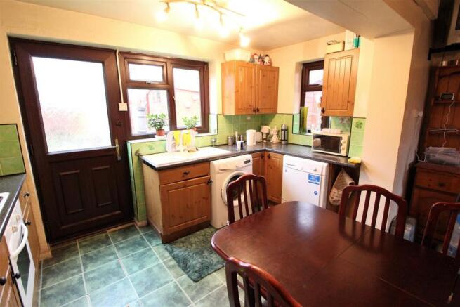 Kitchen 2.JPG