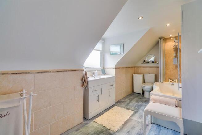 4 bed Detached for sale Image 11