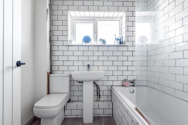 7 Pykes Down Bathroom.jpg