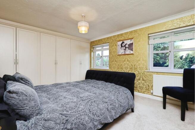 5 bed Detached for sale Image 8
