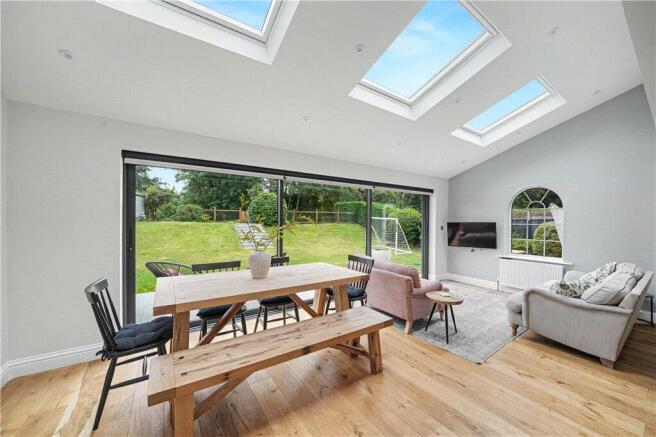 4 bed Detached to rent Image 4