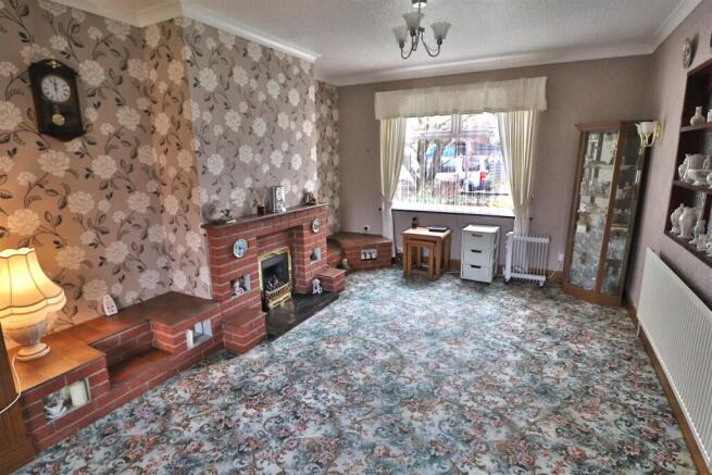 OPEN PLAN LOUNGE/DINING ROOM