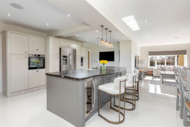5 bed Detached for sale Image 8