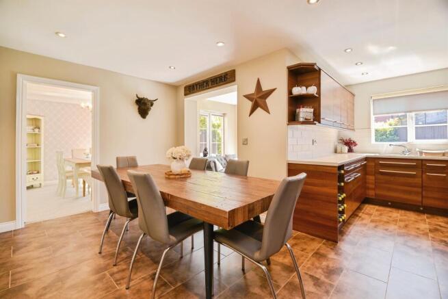 4 bed Detached for sale Image 6