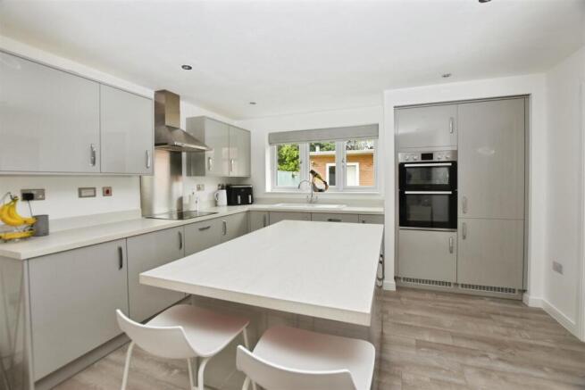 4 bed Detached for sale Image 8