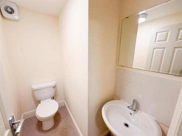 4 bed House to rent Image 6
