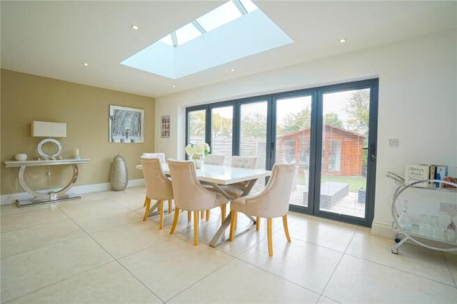 5 bed Detached for sale Image 9