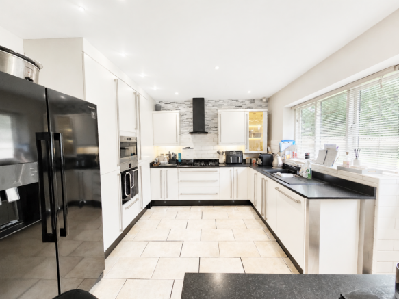 5 bed Detached for sale Image 7
