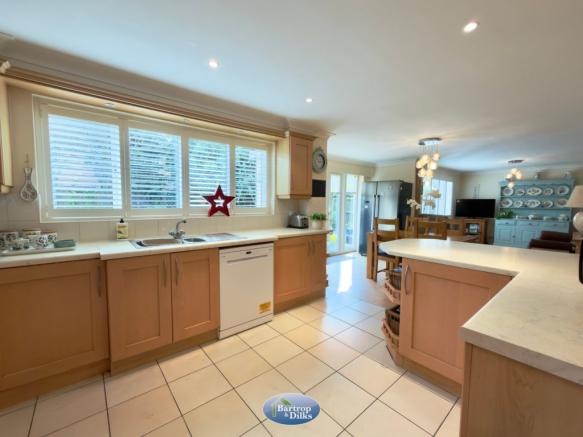 5 bed Detached for sale Image 11