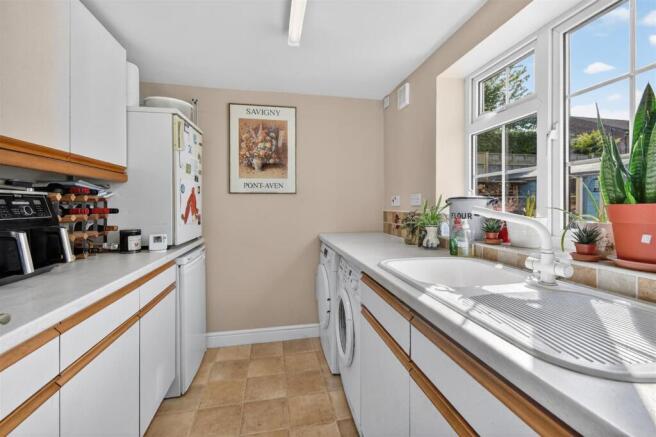 5 bed Semi-Detached for sale Image 5
