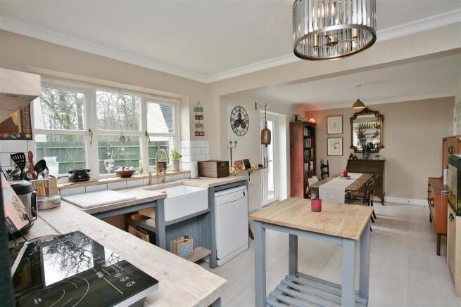 Kitchen 2.jpg