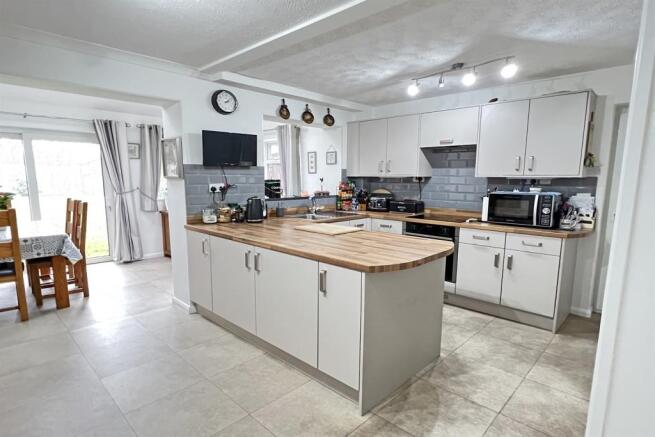 Open Kitchen/Breakfa