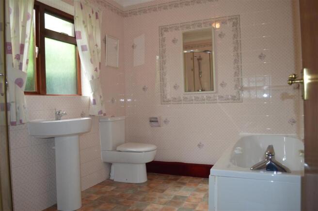 EN SUITE BATHROOM