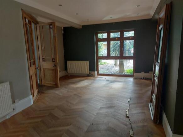 PHOTO 6- SITTING ROOM.jpg