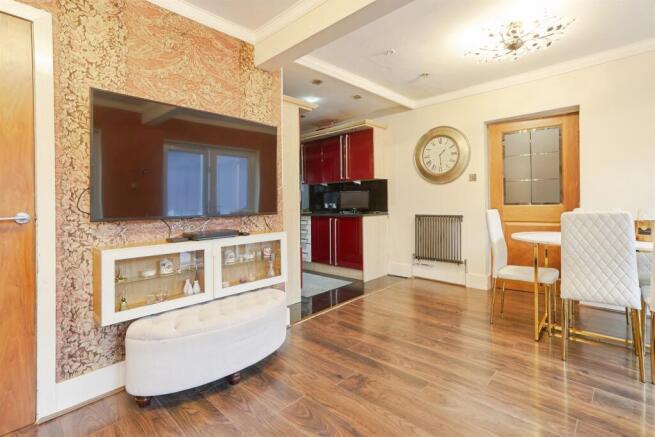 5 bed Detached for sale Image 10