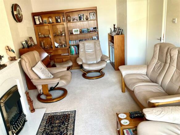 lounge pic1.jpg