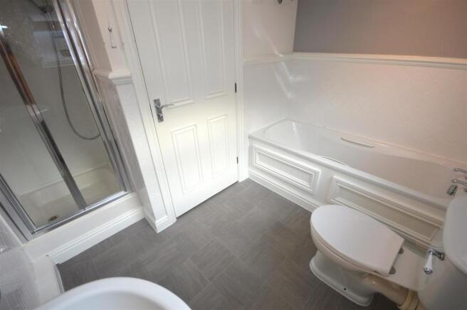 Family bathroom.JPG
