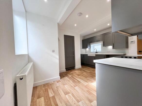 2 bed Terraced to rent Image 6