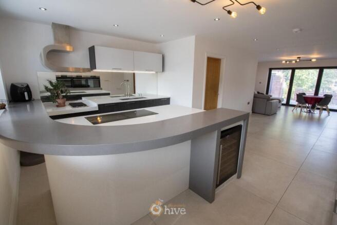 5 bed Detached for sale Image 5